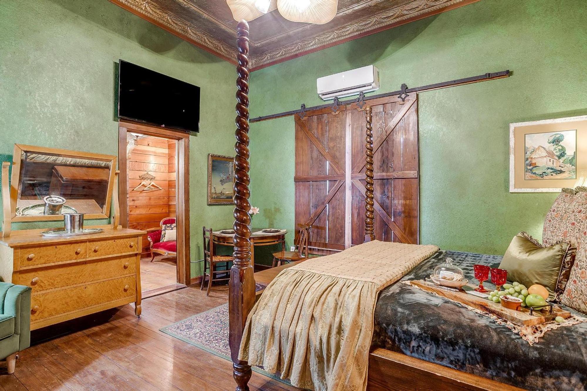 The Gallery House Boutique Hotel สตีเฟนวิลล์ ภายนอก รูปภาพ